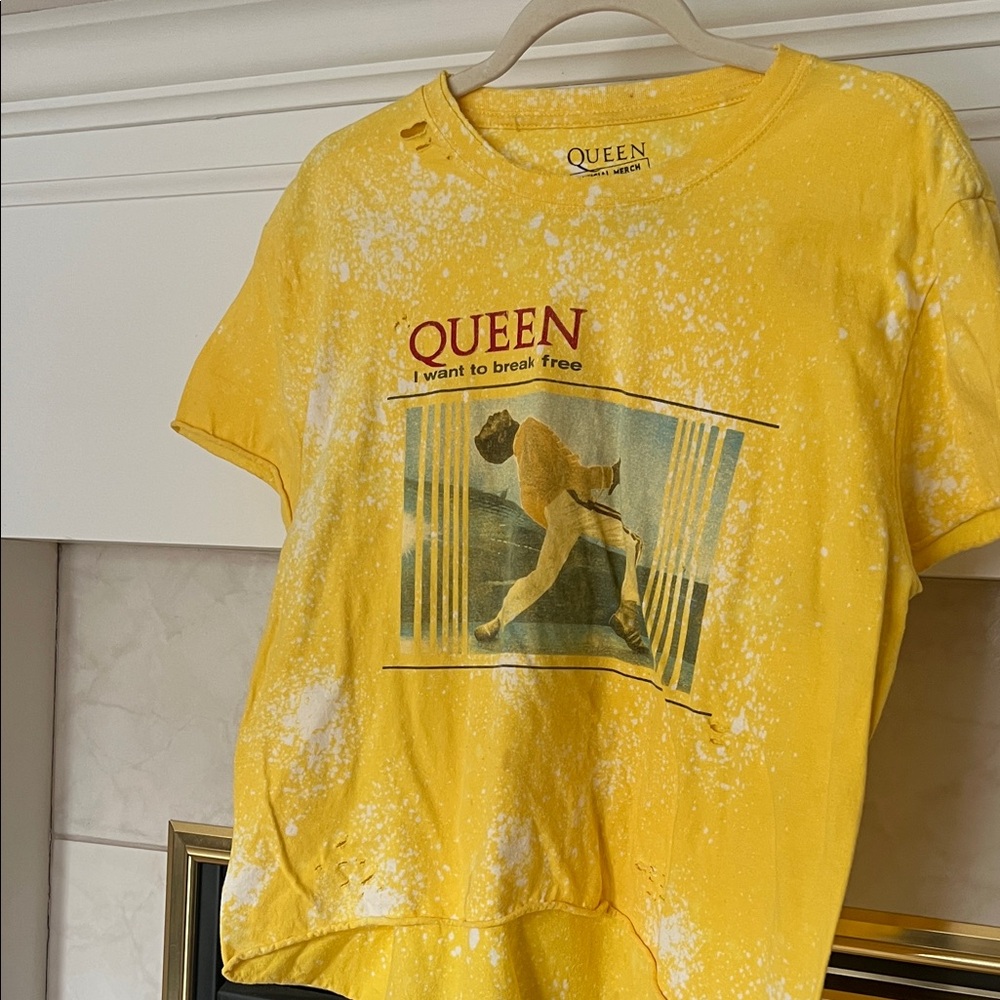 Que Yellow and White Graphic Tee